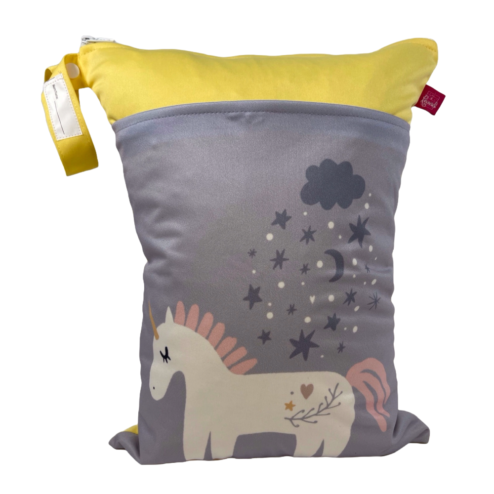 Große Nasstasche "Einhorn"- personalisierbar - Wetbag mit Namen für Kita & Zuhause