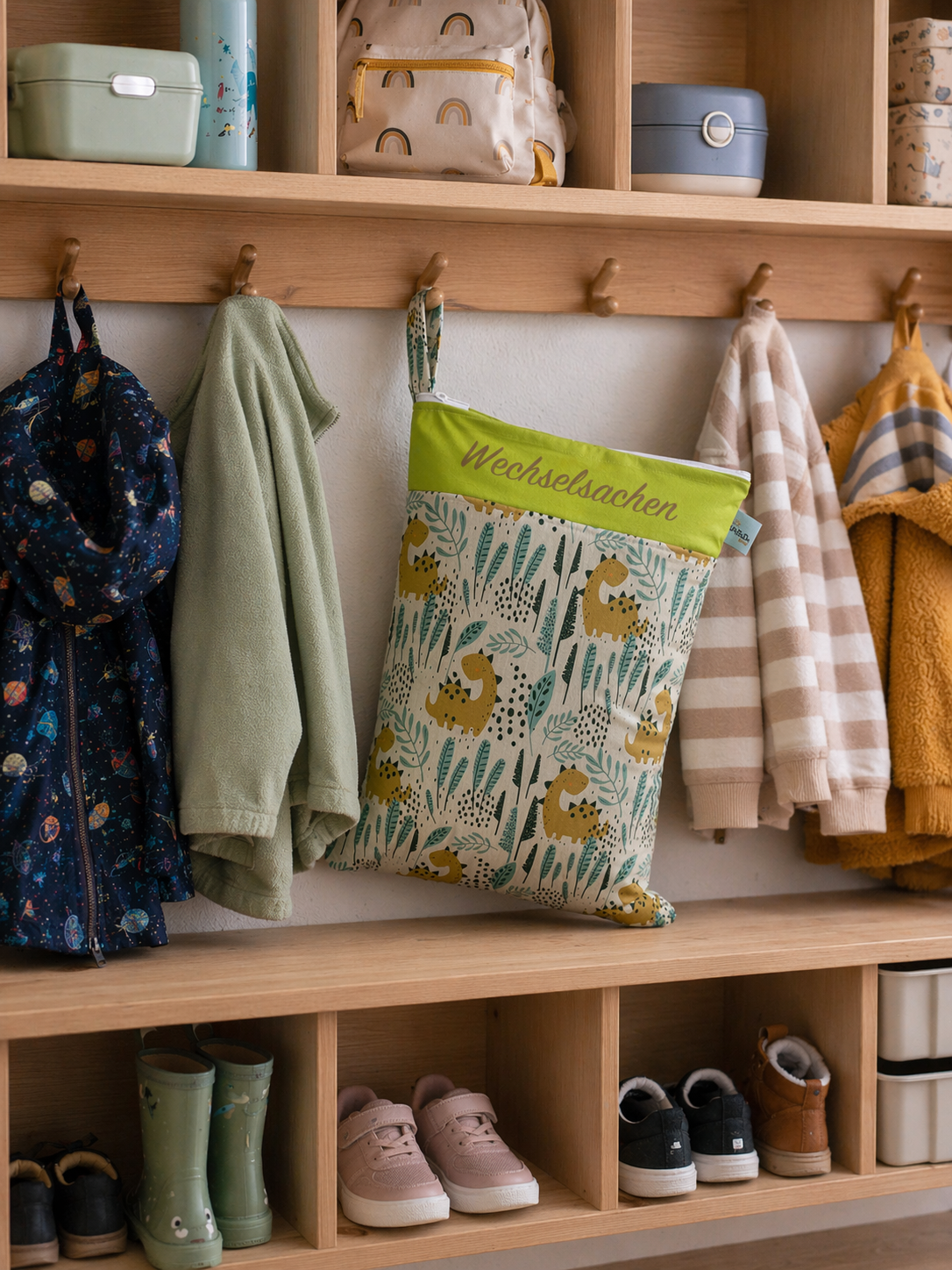 Wetbag „Dinos - blassgrün" - mit Namensaufdruck