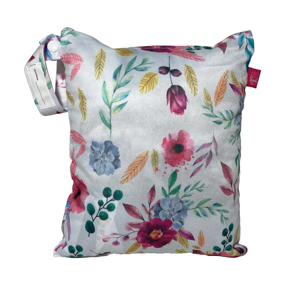 Wetbag für Periodenunterwäsche mit Blumenmotiv in Pink und Hellblau – nachhaltige Damenhygiene unterwegs