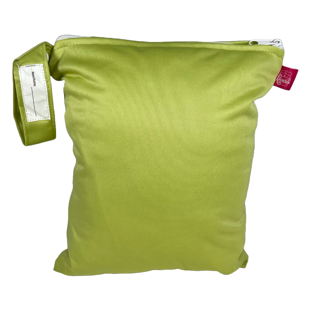 wetbag in hellem Gruen mit Reißverschluss und einem Fach für Hygieneprodukte