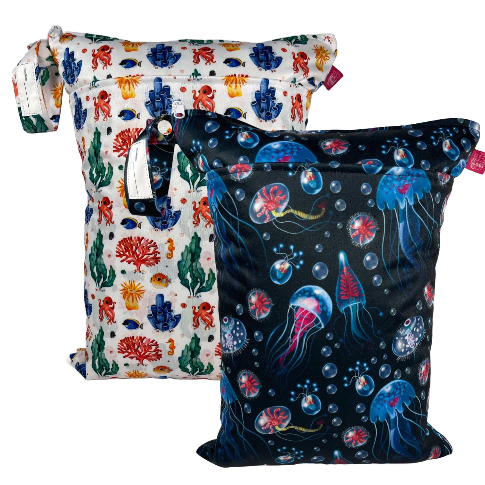 Wetbag Set mit Quallen auf dunklem Hintergrund, Korallen, Tintenfisch, Wasserpflanzen vor hellem Hintergrund.
